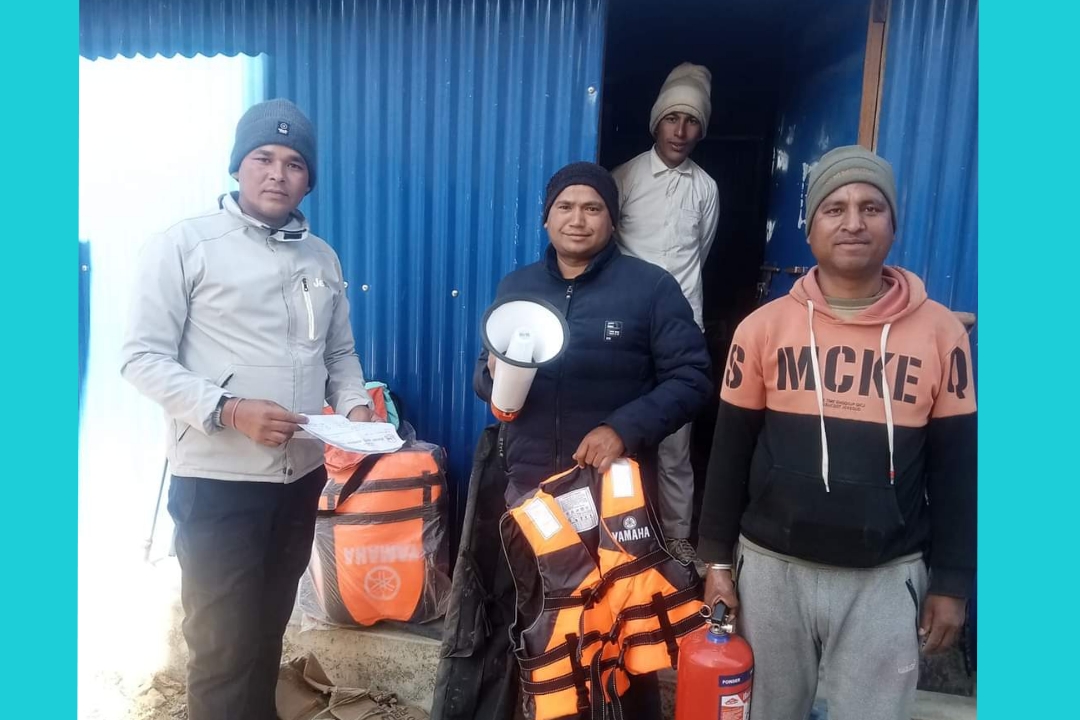 सिगास गाउँपालिकाले शिवलिङ्ग प्रहरीचौकीलाई विपद् व्यवस्थापन सामग्री हस्तान्तरण गर्यो 